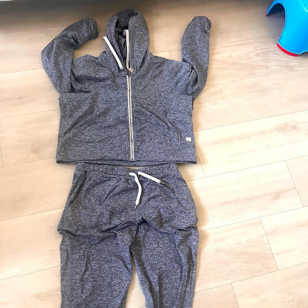Vuori Performance Joggers and Halo PerformanceHoodie. In Heather grey.